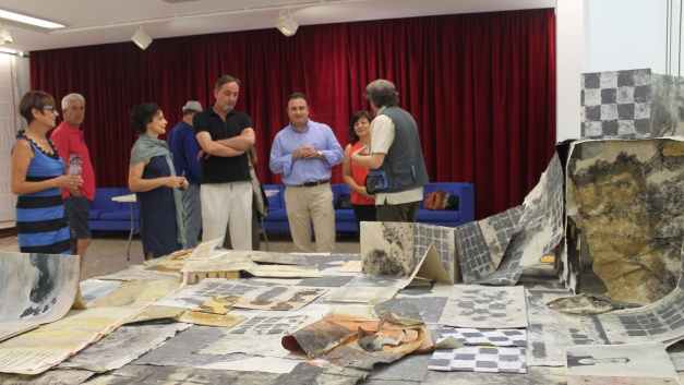 El alcalde acompañó a los artistas durante la inauguración de la muestra.